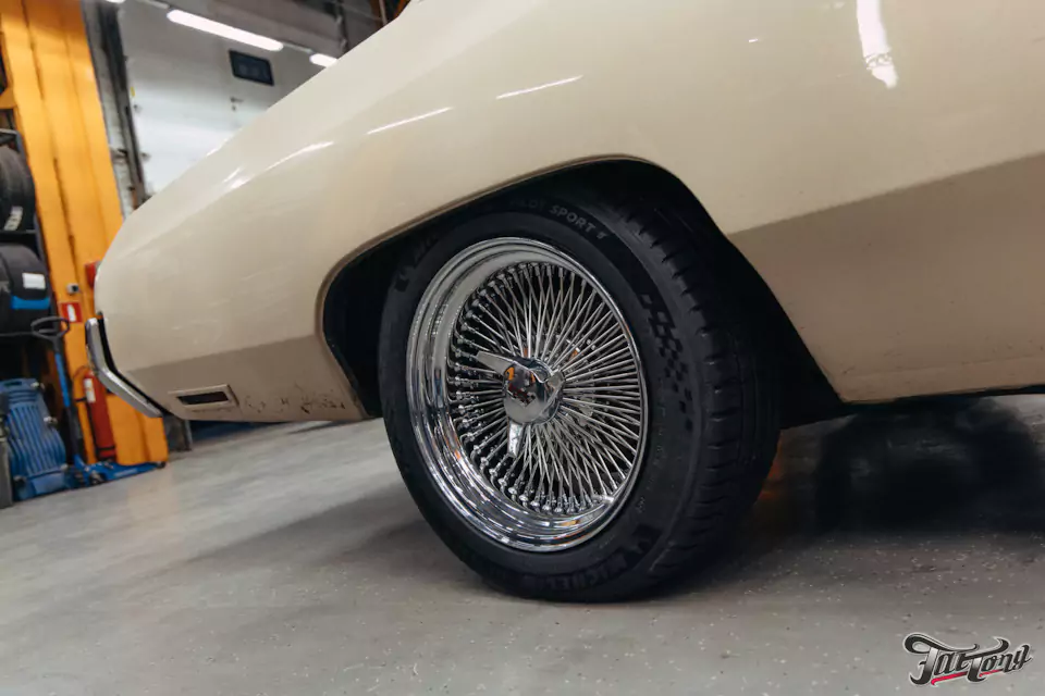 Фирменный шиномонтаж на стендах Hunter для Chevrolet Impala: собрали комплект колес Dayton Wire Wheels с системой knock-off!